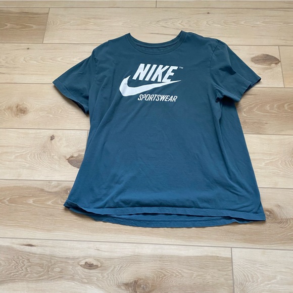 Nike sportswear tee - Picture 1 of 2